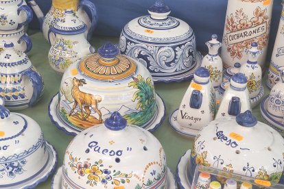 Objetos de cocina de cerámica en uno de los expositores.