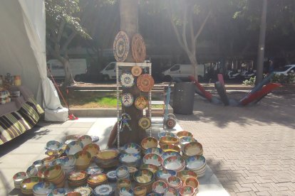 Un expositor mostrando sus objetos de cerámica.