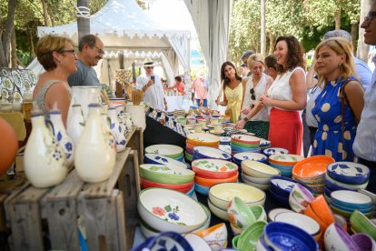 María del Mar Vázquez, alcaldesa de Almería, recorriendo la exposición.