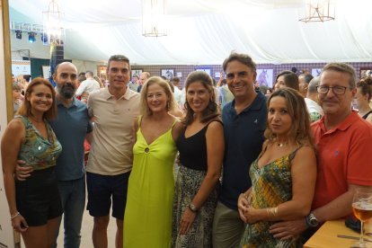 Toñi, Rafa, Dani, Mar, Bea, Javi, Quique y Raquel, un grupo de amigos que pasó este martes noche por La Pita para disfrutar de la Feria de Almería.