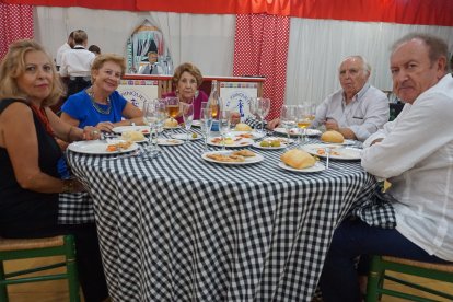 Virginia Ordoño, María Luisa Amate, Consuelo Pérez, Juan Miranda y José Giménez, presidente de Industrias Cárnicas de Campohermoso.