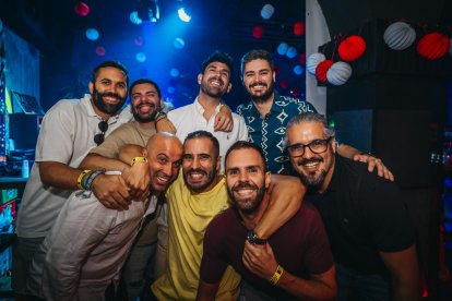 Este grupo de amigos disfrutó de una tarde de Feria en un  reservado de Berlín Social Club: ellos son Javi, Antonio, Pepe,  Paco, Juan, Adolfo y Pedro.