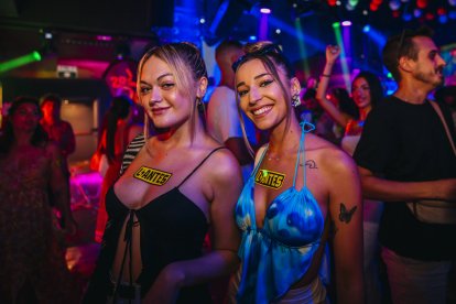 Dos amigas recién llegadas a Berlín  Social Club pero con ganas de darlo todo en las tardes de Feria.