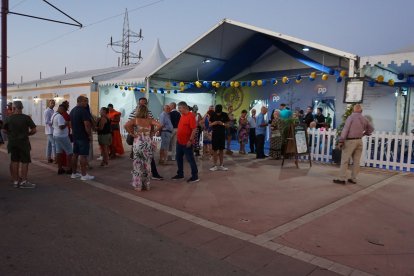 Largas colas desde primera hora de la noche para entrar en la caseta del PP.