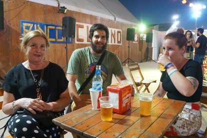 Disfrutando de la noche de convivencia en la histórica caseta de Rincón Cubano.