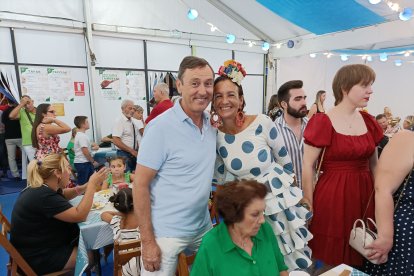 Rafael Hernando posa junto a una asistente a la jornada de convivencia en la caseta del PP.
