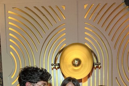 Andrés, Carla y Loli lucen nuevo abanico en el local de moda de la Feria 2023.