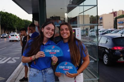 Ellas son Alba y Alba, amigas y compañeras de trabajo. Estaban esperando al autobús para tomarse un descanso después de su jornada laboral. Gracias a los servicios de Surbus pasarse por el recinto ferial es más fácil y rápido.