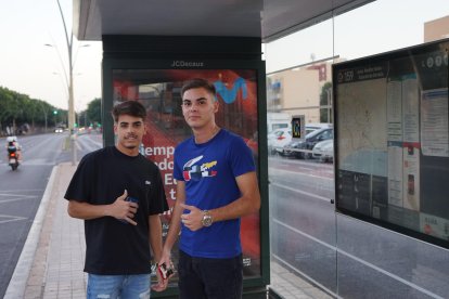 Miguel y Erik, otros dos amigos que esperaron al bus en la parada de Avenida del Mediterráneo.
