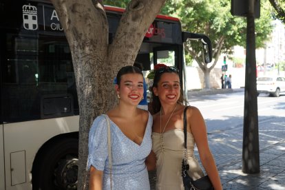 A la feria del mediodía también se va en bus. Claudia y Alba estaban lista para subir al bus y disfrutar.
