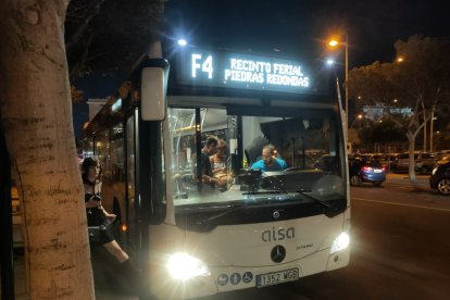 Surbus cada noche ofrece sus servicios para que la gente vuelva a su casa tras la jornada de feria. Una de las líneas, F4 Piedras Redondas, está disponible cada noche.