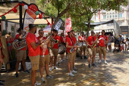 Todos los miembros de la Charanga de La Voz de Almería y MRW se divirtieron y animaron a todo el mundo con su música tras el final del programa de la cadena SER.