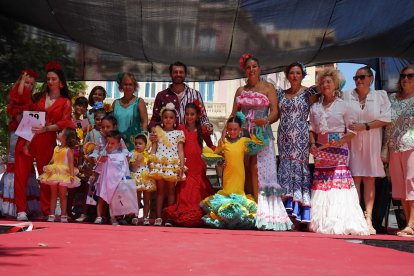 Muy cerquita de los micrófonos del ‘Hoy por Hoy’ se celebró el desfile de moda flamenca infantil. Se repartieron en total tres premios para cada uno de los ganadores del desfile.