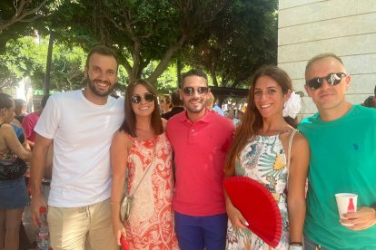 Carmen Lidueña y sus amigos no han podido faltar en este miércoles de Feria.