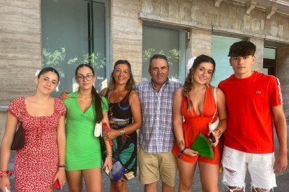 A la Feria se viene en familia y de ello saben mucho los Valenzuela del Pino de Ruescas.