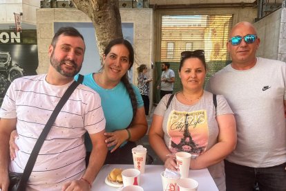 Ernesta, Manolo, Carmen y Antoñita son un grupo de militares de Almería y Galicia.