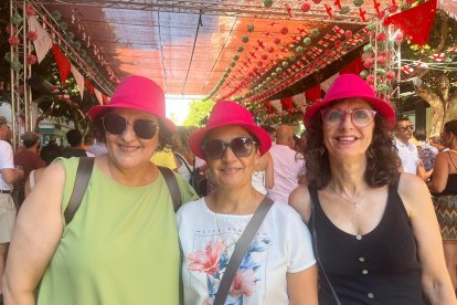 Mariana, Mercedes y Ana son un grupo de amigas que asisten todos los años a la Feria.