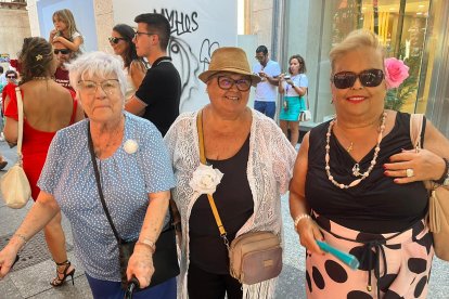 Las más marchosas de la Feria: María Dolores,  Toñi y Anita no dejaban de moverse al ritmo de la música.