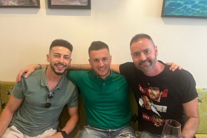 \'El Yisus\' y sus retoños son un grupo de amigos que se reúne cada año en torno a la mejor gastronomía de Feria . Este año, lo hacen en Quesería Yo sin Ti. 