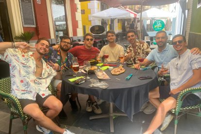 \'Los Graves\' son un grupo de amigos de Almería a los que les encantan los rebujito y las  raciones de Entrefinos. La Feria es su lugar de reencuentro cada año. 