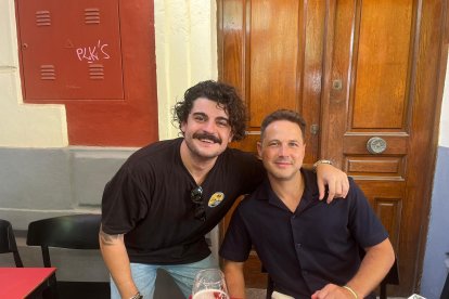 Rubén y Alex llevan toda una vida juntos. Durante el año residen en Madrid y Tenerife y han encontrado en la Feria y en el Restaurante Entrefinos su lugar de reencuentro. 