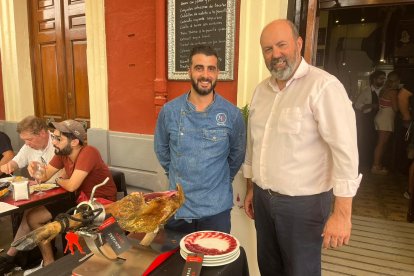 El maestro jamonero Miguel Roig es cortador oficial del sello Montaraz y esta semana se encuentra en el Restaurante Entrefinos. En la foto posa junto a Paco Morales. 