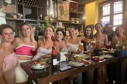 A \'las chicas de Almería \' les encanta la comida del Restaurante Entrefinos. Destacan el pulpo en aceite y las raciones que se ofrecen en el establecimiento. 