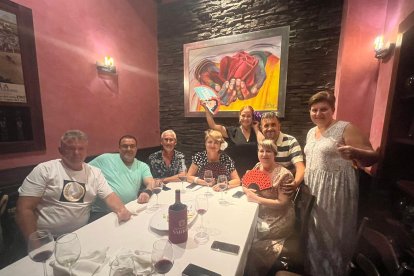 Lola, José, María, Rosario, Francisco, Leo, Ricardo, Mari y Mari Ángeles son amigos de Almería y Jumilla. Les encanta la atención y el servicio en Entrefinos. 