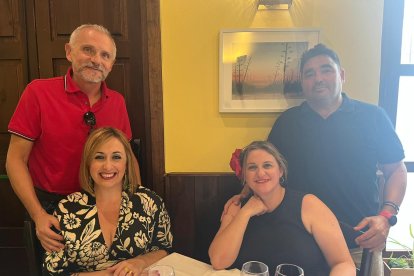 La familia Ortiz León y amigos no han querido perderse los productos que ofrecen en Restaurante Entrefinos este miércoles de Feria. 