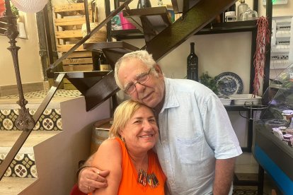  María del Mar Tonda y José Maria Lirola en Quesería Yo sin Ti. 