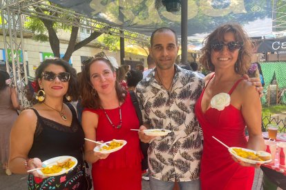 El Grupo de Meditación \'La Coma\' llega al ecuador de la Feria así de sonriente.  