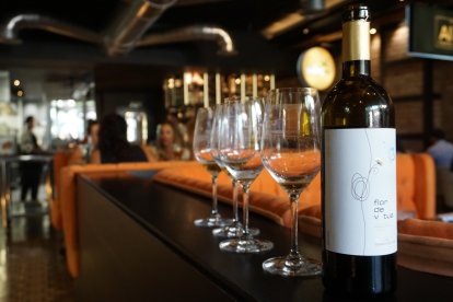 Un vino junto a unas copas.