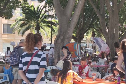 Participantes del concurso dibujando.