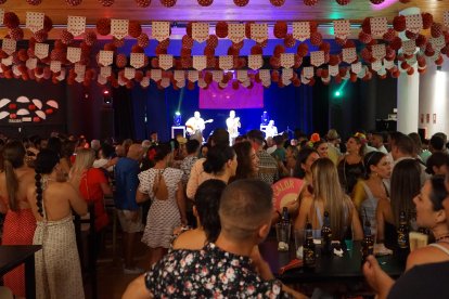 Todo el mundo se ha animado a bailar unas sevillanas.