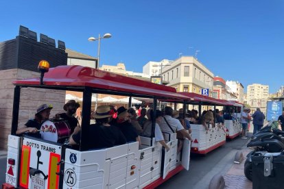 En Obispo Orberá, repartiendo abanicos patrocinados por ALSA