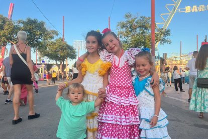 Martina, Maya, Sara y Nilo de Almería lucen vestidos que un día llevaron sus madres.