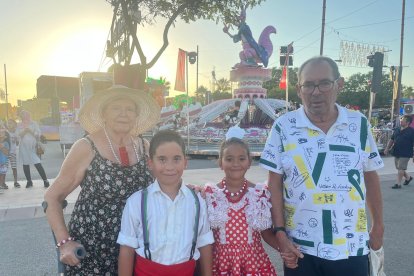 Paco Zambrana y su familia se trasladaron hace 32 años de Málaga a Almería. Hoy, posan para LA VOZ en el Día del Niño.