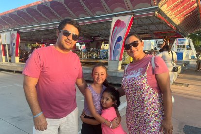 Imagen de la familia Guiraldo Posada este miércoles en el Ferial.