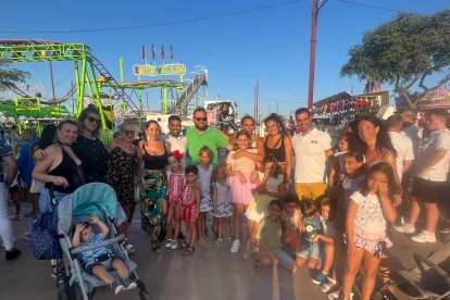 Vecinos y amigos del Residencial Alema dispuestos a disfrutar de la velada.