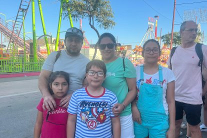 A la familia Cobos de Almería les encanta disfrutar de las atracciones más fuertes del Recinto Ferial.