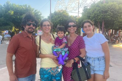 Delia, Irene, Mauro, Alba y Carolina de Almería y Chile, listos para disfrutar de una velada para los más pequeños.