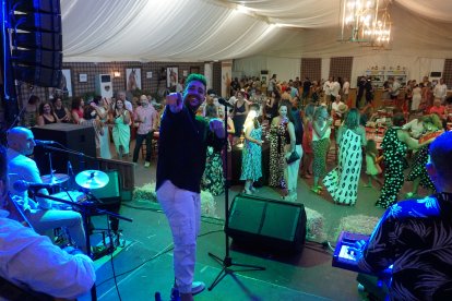 El grupo Sones del Sur puso el ritmo a la caseta de La Pita.