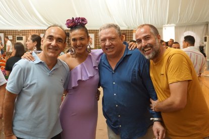 Pablo Martínez, Mari Luz Martínez, Juan Carlos Rodríguez, embajador de Coca-Cola, y Víctor Sola, departamento de marketing de la UD Almería.