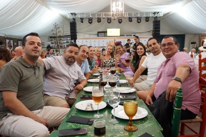 Un grupo de amigos disfrutando una noche más de la Feria en La Pita.