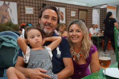 Miguel Ángel Guerrero y Ana Rueda, de Salvador Viviendas y Locales, con la pequeña Valentina.