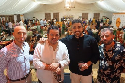 Miembros del grupo Sones del Sur en el escenario de La Pita.