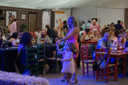 El ritmo de Sones del Sur animó a los asistentes en la noche de este miércoles a salir a bailar en La Pita.
