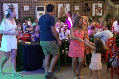 El ritmo de Sones del Sur animó a los asistentes en la noche de este miércoles a salir a bailar en La Pita.