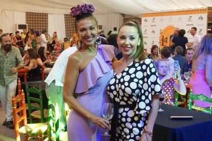 Elegancia y mucha simpatía en la caseta La Pita.