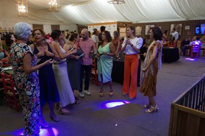 El ritmo de Sones del Sur animó a los asistentes en la noche de este miércoles a salir a bailar en La Pita.